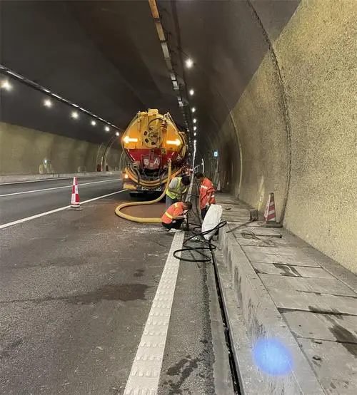 永丰隧道排水渠清淤